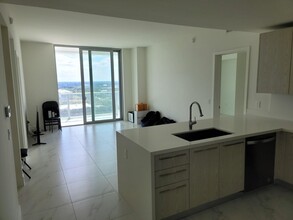 2000 Metropica Way, Unit 2107 in Sunrise, FL - Foto de edificio - Building Photo