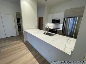 1079 Commonwealth Ave, Unit 321 in Boston, MA - Foto de edificio - Building Photo