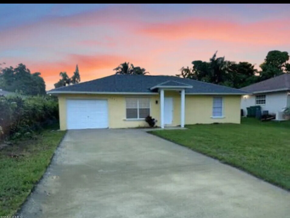 5205 Jennings St in Naples, FL - Building Photo