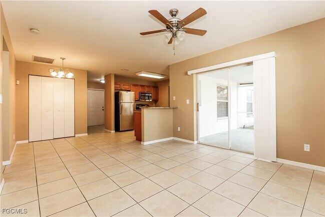 15619 Sunny Crest Ln in Ft. Myers, FL - Foto de edificio - Building Photo
