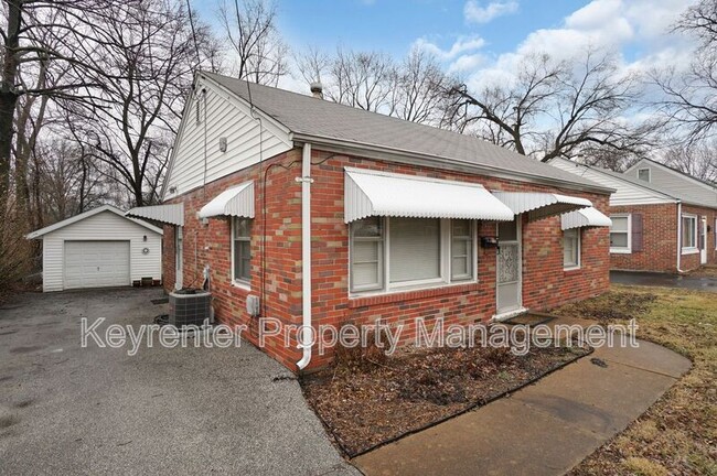 1045 N New Florissant Rd in Florissant, MO - Building Photo - Building Photo