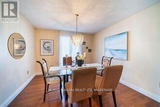 26 Crestcombe Rd in St Catharines, ON - Building Photo - Building Photo