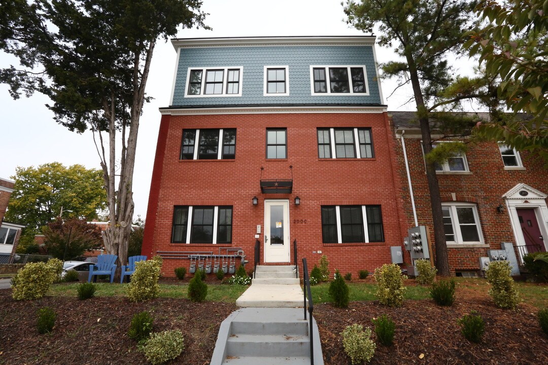 2000 D St NE in Washington, DC - Building Photo
