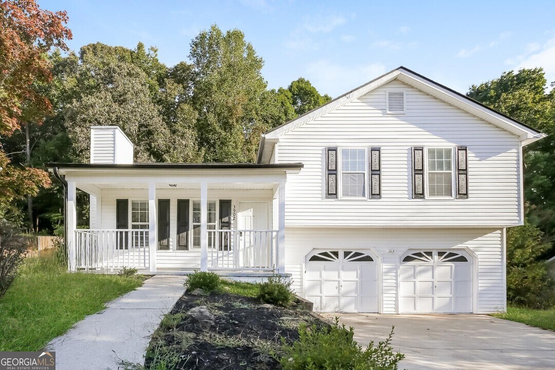 3902 Deaton Rd in Flowery Branch, GA - Building Photo
