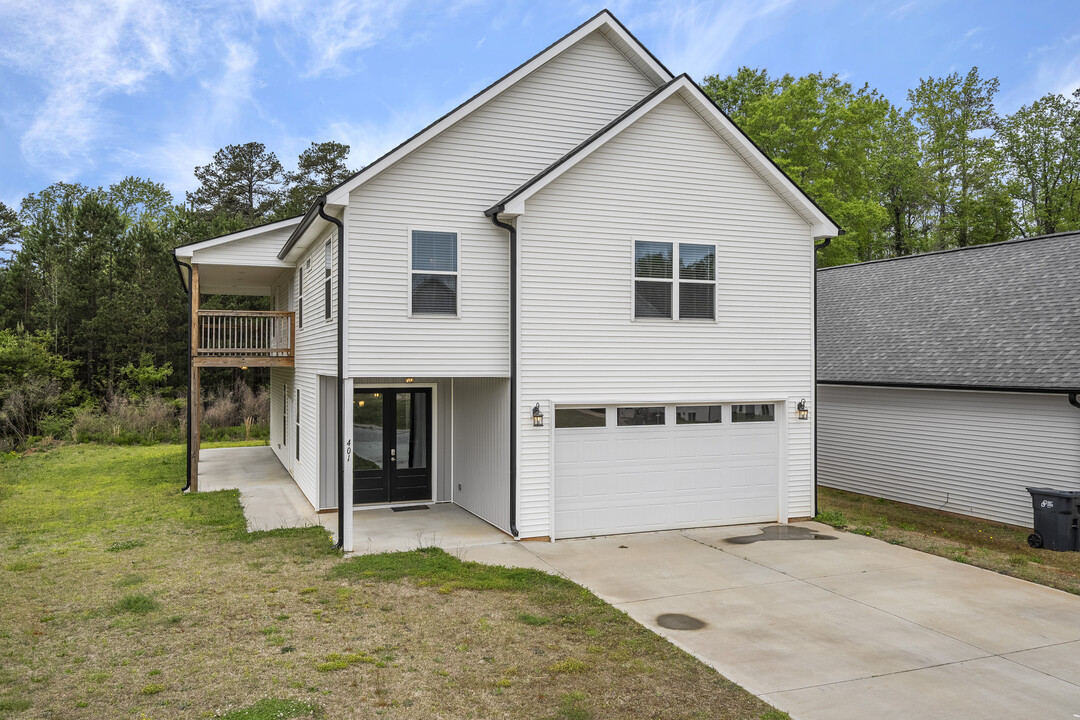 Village West in Travelers Rest, SC - Foto de edificio