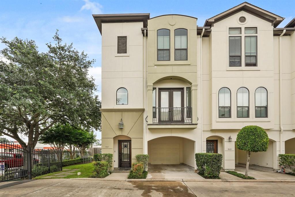 3101 Fairdale Oaks E in Houston, TX - Building Photo