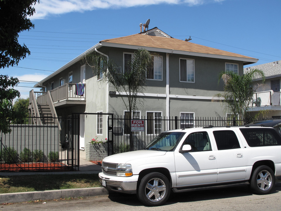 5869 Whitnall Hwy in North Hollywood, CA - Building Photo