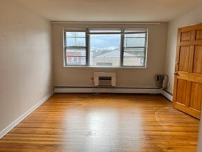 120 Folsom Ave in Folsom, PA - Foto de edificio - Building Photo