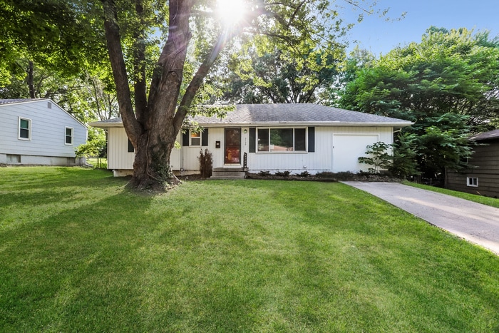 5728 Cedar Ave in Raytown, MO - Foto de edificio