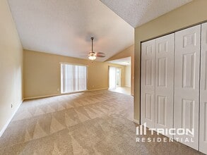 4013 Forecast Dr in Brandon, FL - Foto de edificio - Building Photo