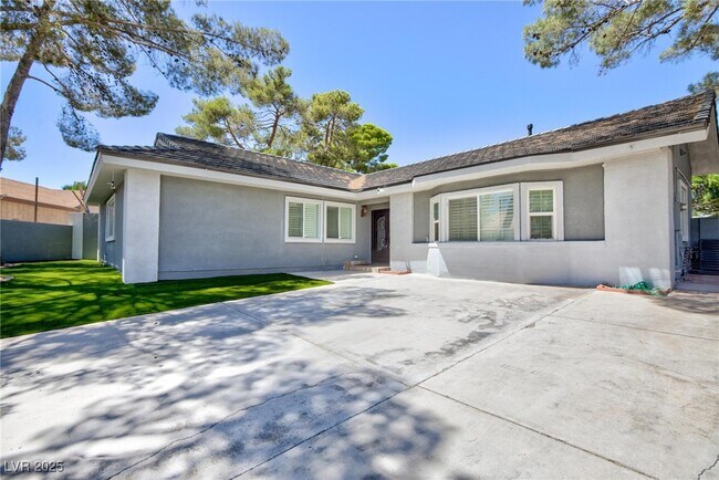 5033 Saluda Cir in Las Vegas, NV - Building Photo - Building Photo