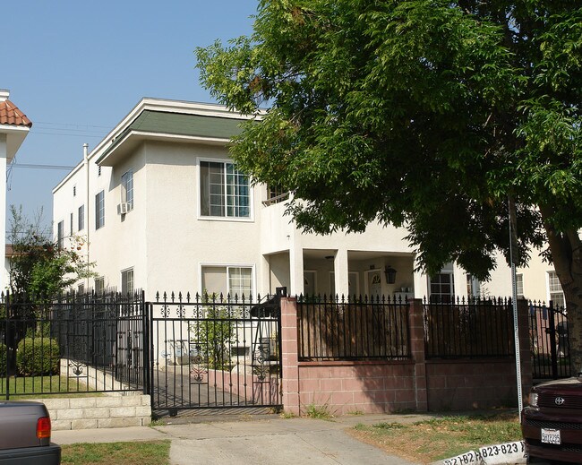 821 N Heliotrope Dr in Los Angeles, CA - Foto de edificio - Building Photo