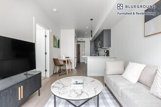 17305 NE 67th Ct-Unit -FL3-ID832 in Redmond, WA - Foto de edificio - Building Photo