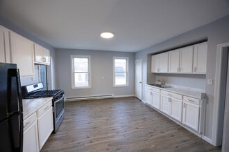 127 Lawlor St in New Britain, CT - Building Photo - Building Photo