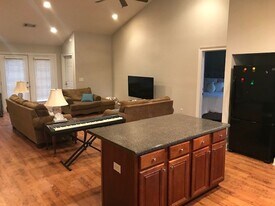 802 W Longleaf Dr in Auburn, AL - Building Photo