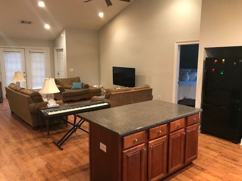 802 W Longleaf Dr in Auburn, AL - Building Photo