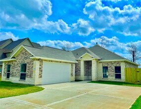 12328 N Chestnut Hls Dr in Cut And Shoot, TX - Building Photo - Building Photo