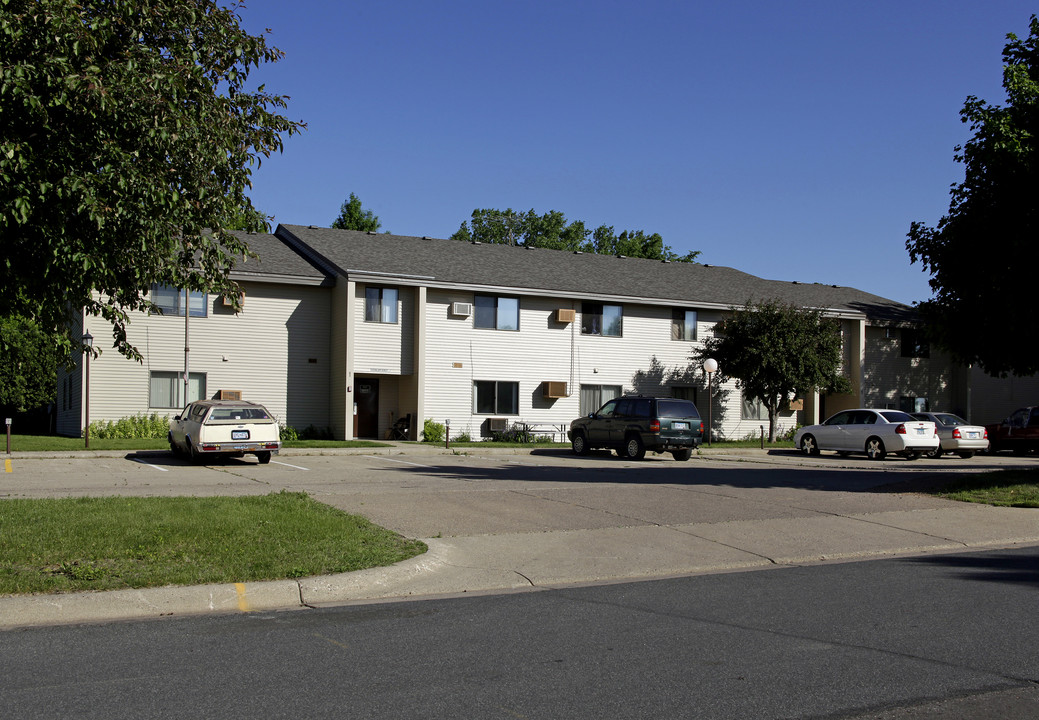 309 Carter St NE in Watertown, MN - Building Photo