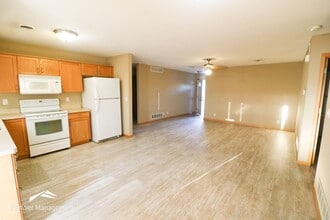 524 Stone Pointe Dr in Manhattan, KS - Building Photo - Building Photo