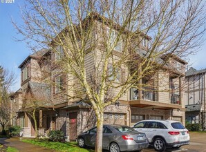 8113 NE Rockne Way in Hillsboro, OR - Foto de edificio - Building Photo