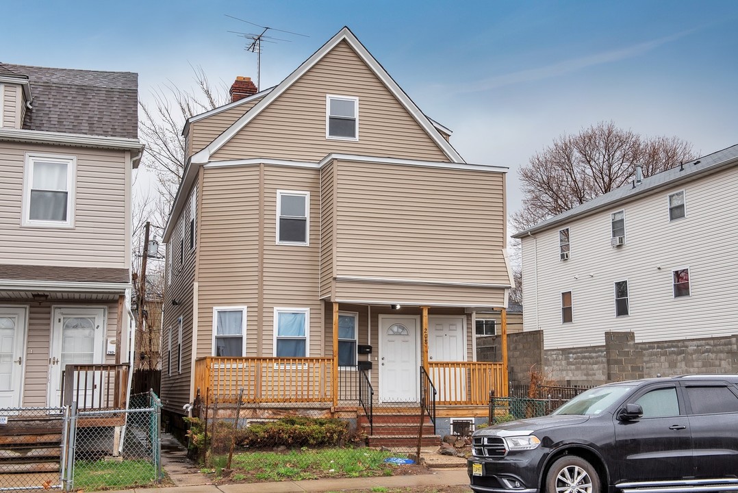 208 S Grove St in East Orange, NJ - Building Photo