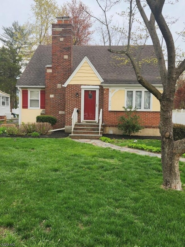 property at 1424 E Front St