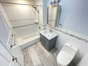 295 Broadway in Bayonne, NJ - Foto de edificio - Building Photo