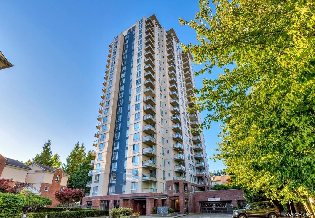 7077 Beresford St. in Burnaby, BC - Building Photo