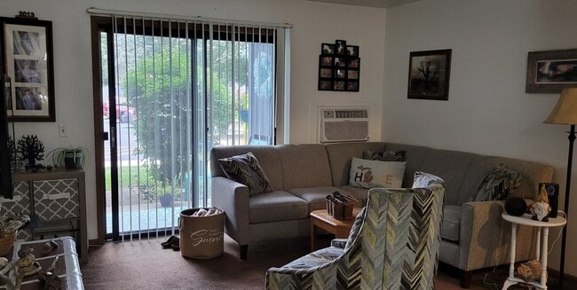 property at 305 S Walnut St