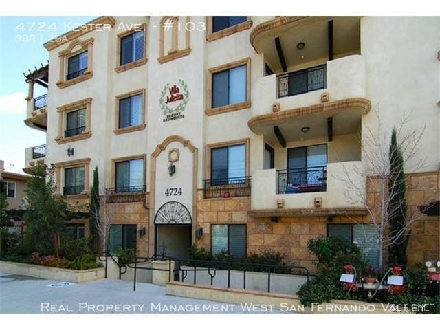 4724 Kester Ave in Los Angeles, CA - Foto de edificio