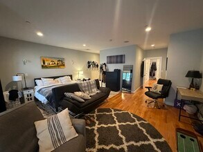 345 W Broadway, Unit 8 in Boston, MA - Building Photo - Building Photo