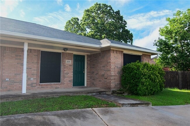 1735 Rock Hollow Loop