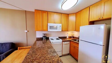 2140 Kuhio Ave., Unit 703 in Honolulu, HI - Foto de edificio - Building Photo