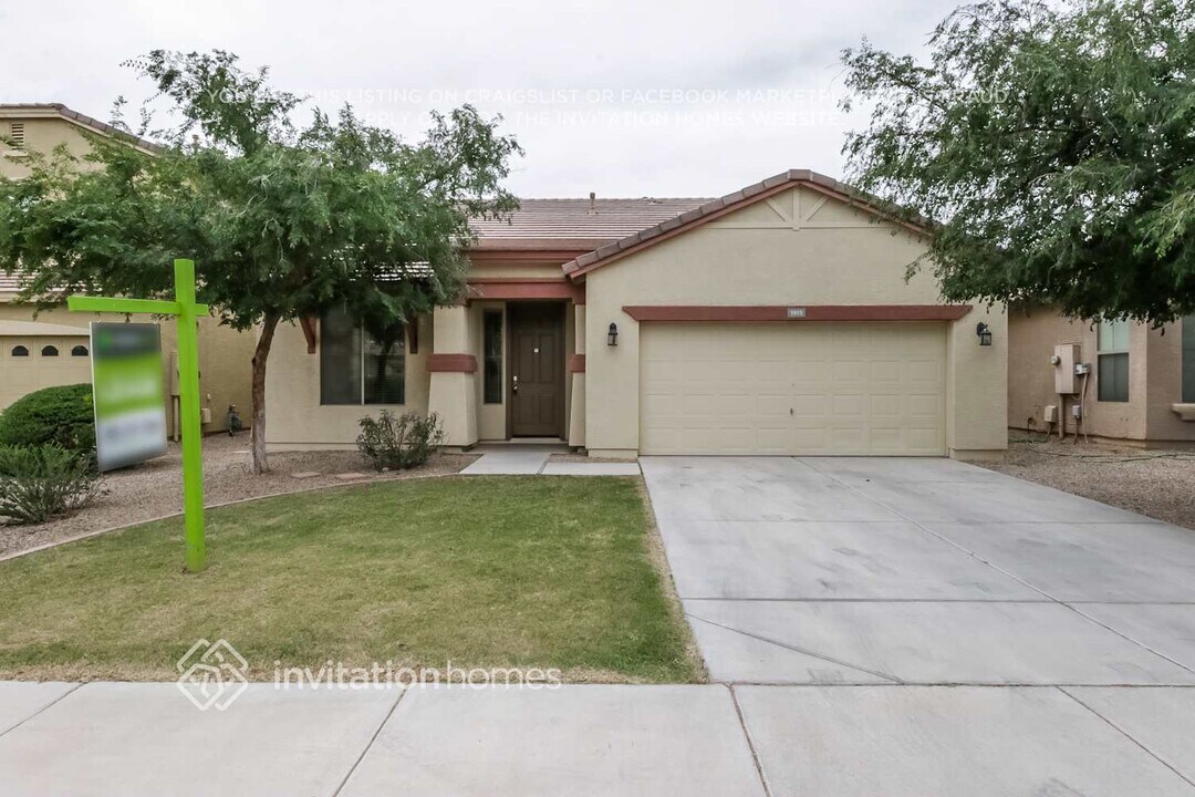 1015 W Desert Valley Dr in San Tan Valley, AZ - Building Photo