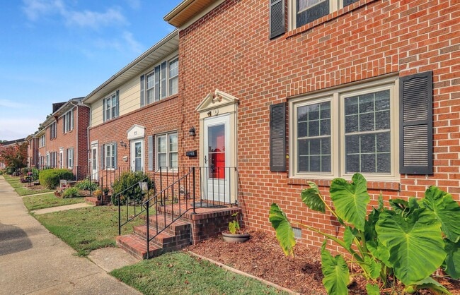 2 Charles Parish Dr in Poquoson, VA - Building Photo - Building Photo