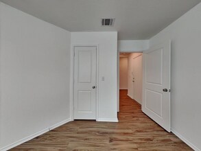 10720 Steinbeck Dr in Austin, TX - Foto de edificio - Building Photo