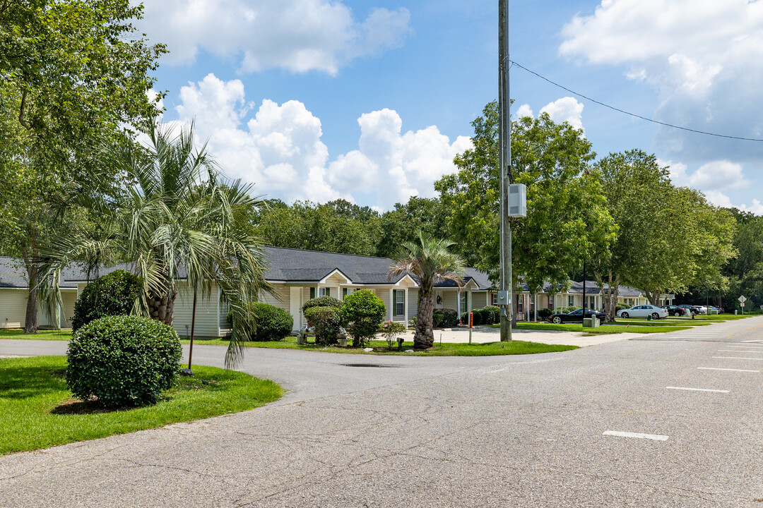 Robins Place in Pensacola, FL - Building Photo