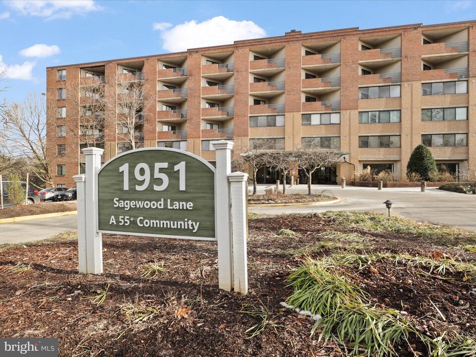 1951 Sagewood Ln in Reston, VA - Building Photo