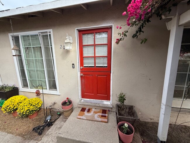 2011 Rockefeller Ln, Unit Front