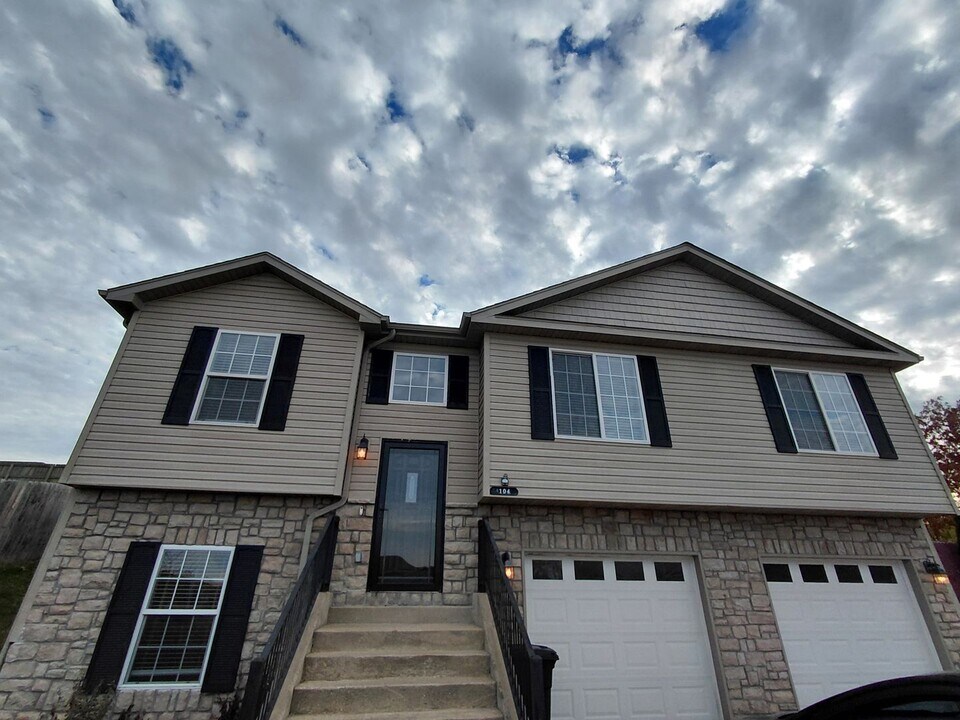 104 Iron Ct in St. Robert, MO - Building Photo