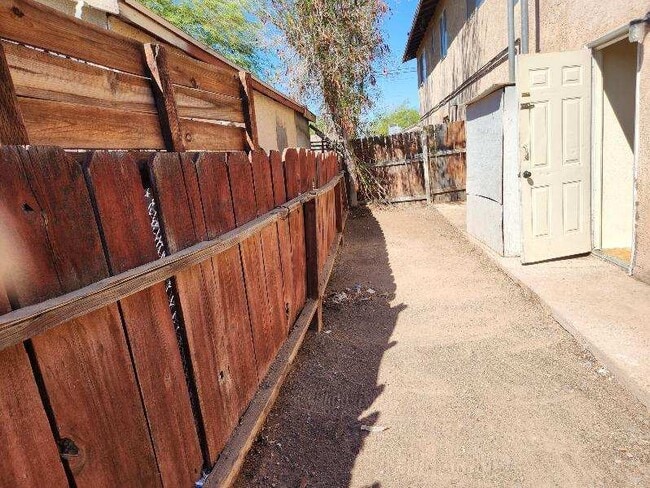 618 El Centro Ave, Unit 4 in El Centro, CA - Foto de edificio - Building Photo