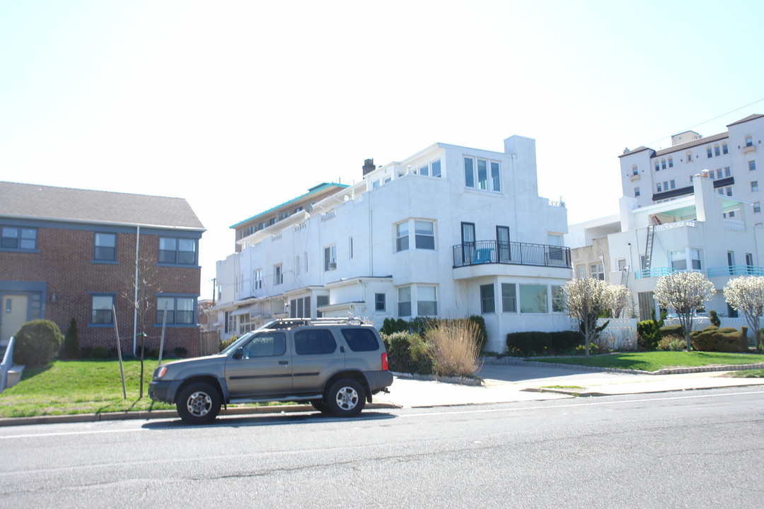 320 Deal Lake Dr in Asbury Park, NJ - Foto de edificio