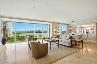 20 Seagate Dr in Naples, FL - Foto de edificio - Building Photo