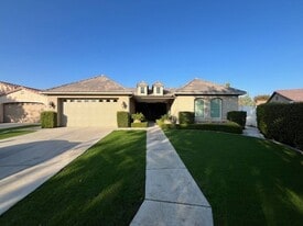 121 Market Hill Way in Bakersfield, CA - Building Photo