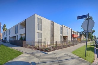 Jordan Tropicana Apartments in Canoga Park, CA - Foto de edificio - Building Photo