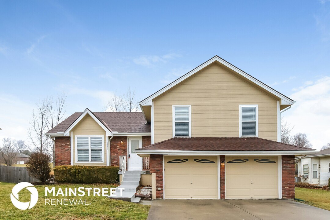 1706 Sunset Dr in Kearney, MO - Building Photo
