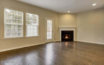 136 Waypoint Dr in Eatontown, NJ - Foto de edificio - Building Photo