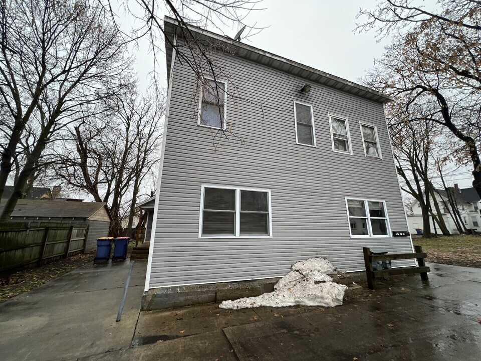826 4th St NW in Grand Rapids, MI - Building Photo