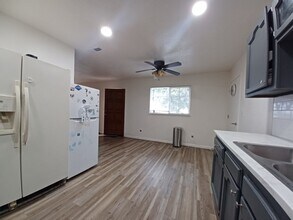 1111 Central Ave in Hollister, CA - Foto de edificio - Building Photo