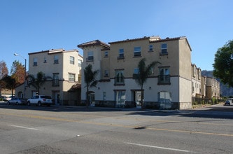 Courtyard at Harvard Family Apartments in Santa Paula, CA - Building Photo - Building Photo